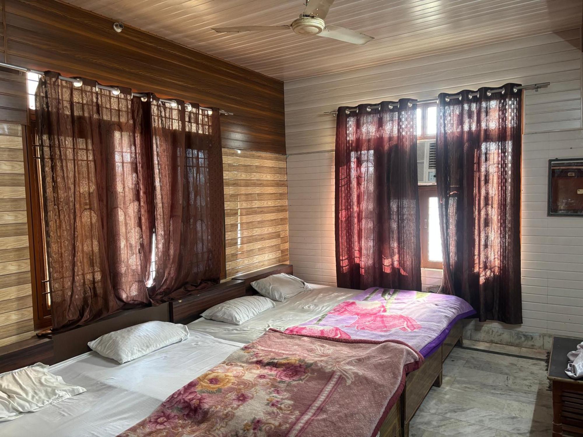 Sgh Guest House Mathura Eksteriør bilde